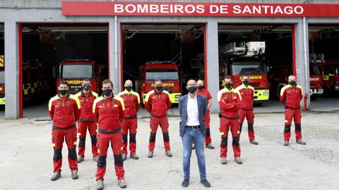 El concejal de Seguridade Cidadá, Gonzalo Muíños, junto al jefe de Bomberos, Manuel Sanmartín, y a miembros del parque