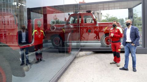 El concejal de Seguridade Cidadá, Gonzalo Muíños, y el jefe de los Bomberos de Santiago, Manuel Sanmartín, observan los dos vehículos históricos ahora expuestos