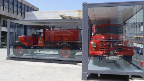 Los dos vehículos históricos del parque de Bomberos de Santiago, el De Dion Bouton de 1912 y el Babcok de 1957