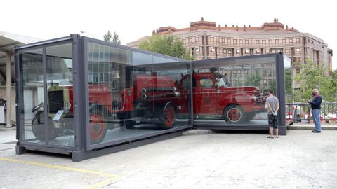 Los dos vehículos históricos del parque de Bomberos de Santiago, el De Dion Bouton de 1912 y el Babcok de 1957