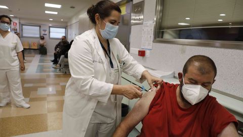Semana intensa de vacunación en Burela. Para esta semana han sido citados 5.550 mariñanos para ser vacunados frente al covid en el hospital comarcal (en la imagen, foto del lunes). Entre este miércoles y el viernes están convocados 2.850 mariñanos de entre 40 y 49 años, 950 cada día
