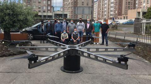 Los alumnos y profesores del ciclo de Eficiencia Enerxética junto al prototipo del dron apoyado en una base