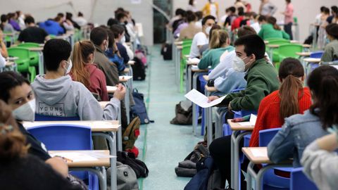 Estudiantes asturianos antes de hacer la EBAU