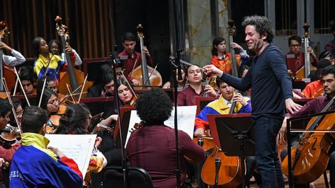El director de orquesta venezolano Gustavo Dudamel, al frente de su Orquesta del Encuentro, que vendrá a Oviedo el próximo 25 de junio
