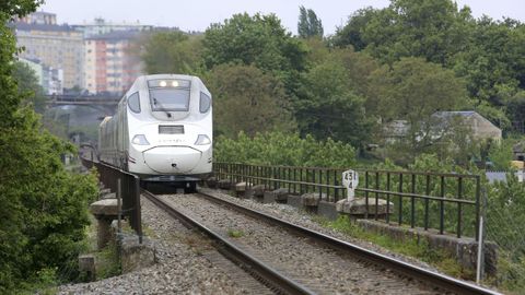 Tren Alvia que sale de Lugo por el viaducto de A Chanca con destino a Madrid