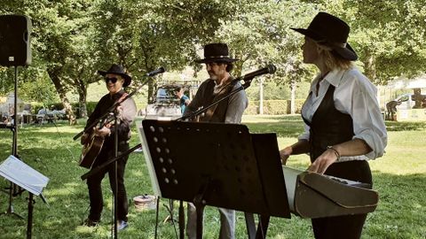 La Festa da Natureza, impulsada por el Concello de Ames, terminó con un concierto de Colt-45, grupo del que forma parte una vecina del municipio, Anne Tooming. Además, unas 30 personas estrenaron la ruta Val dos Pasos entre Tapia y Bertamiráns.