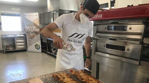 Guillermo Moscoso, en plena acción en el Efa Piñeiral de Arzúa. Tanto esta demostración como el resto de las enmarcadas en el proyecto «Sabores e saberes do Camiño» serán recopiladas en un manual.