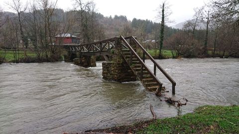 Río Navia desbordado en el invierno a su paso por Navia