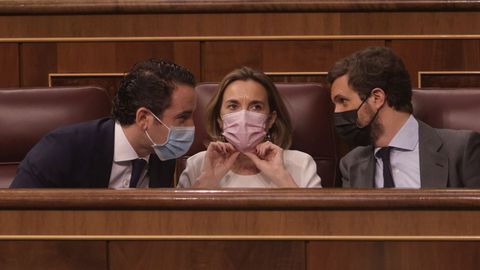 El líder del PP, Pablo Casado, y el secretario general delprtido, Teodoro García Egea, conversan este miércoles en el Congreso en presencia de la portavoz popular, Cuca Gamarra