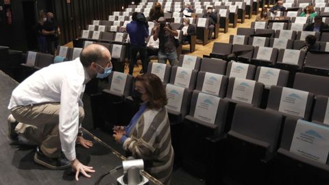 Gonzalo Pérez Jácome, hablando con la portavoz del PP, Flora Moure, antes de arranca el pleno municipal