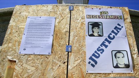 El cartel, frente a los juzgados de Lugo, más de cerca