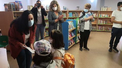 Entrega del libro del cole de Xuvia a la biblioteca