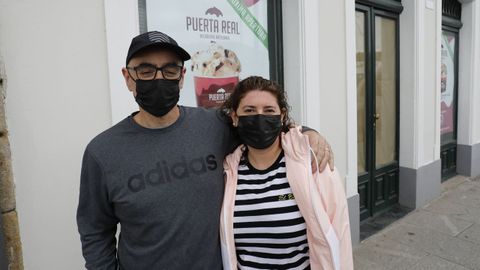 Pablo e Ivana, ante el bajo de la Travesía da Mariña donde prevén abrir una heladería a finales de junio