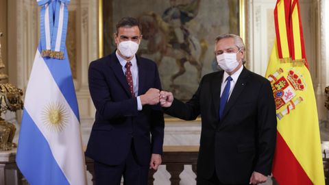 El presidente del Gobierno, Pedro Sánchez, se entrevistó este miércoles en Buenos Aires con el presidente argentino Alberto Fernández, al que garantizó el «apoyo absoluto y total» en las negociaciones que lleva a cabo con el Fondo Monetario Internacional y el Club de París.