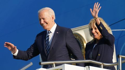 Joe y Jill Biden, a su llegada a Mildenhall (Inglaterra)