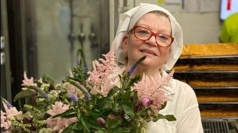 FLORES EN EL OBRADOR. Palmira trabajó durante casi dos décadas en la cocina de La Tienda de Lino en A Coruña, un negocio cuya empanada es una de las especialidades. Sus jefes calcularon la cantidad de piezas que horneó.