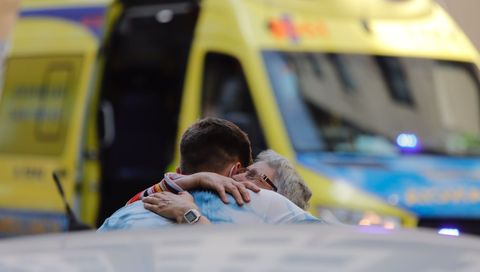 Vecinos abrazándose tras el incendio en la Avenida da Concordia de A Coruña
