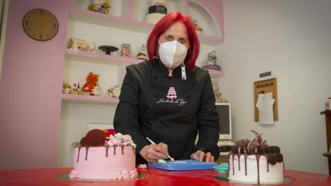 La venezolana Aurora Seijas está detrás de Las Tartas de Yoya, pionera en la decoración artística con fondant en Galicia. En su obrador de O Milladoiro también imparten cursos de repostería creativa desde hace una década. Por ellos pasaron muchas alumnas que hoy tienen su propio obrador de pastelería.