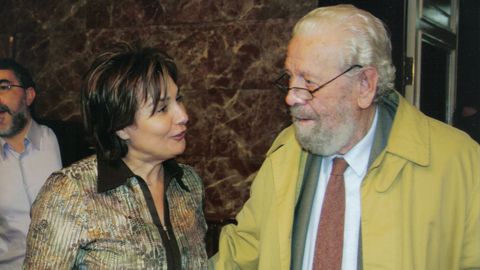 Nora Sola, junto a García Berlanga en el Teatro Principal de Ourense