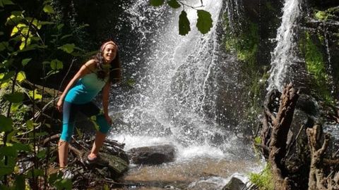 La bloguera de viajes Eva Abal, conocida por visitar más de 60 países y participar en distintas campañas para empresas, da a conocer los encantos de Galicia. Participa en la promoción turística de Padrón y de Camiños de Auga (en la foto, en la Fervenza das Hortas o de Santa María, entre Arzúa y Touro).