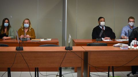 María Gombau, a la izquierda y Gabriel Carvajal, a la derecha, sentados en la Audiencia de Valencia
