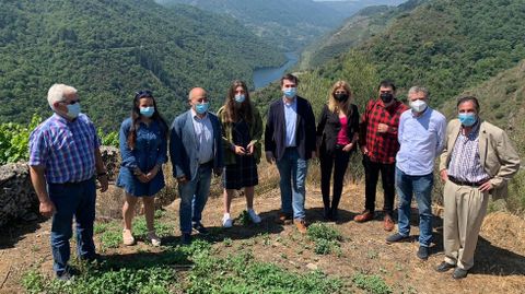 Gonzalo Caballero, este viernes en el mirador de Soutochao, acompañado de portavoces del PSOE en diferentes municipios de la Ribeira Sacra