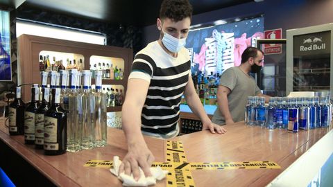 Los socios del pub Anagrama de Lugo, poniendo a punto el local para la prueba piloto de este sábado