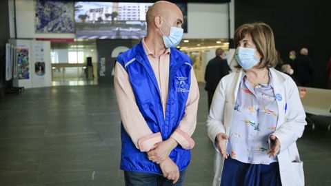A la izquierda, el voluntario Víctor y a la derecha, Gloria, de Humanización del HULA