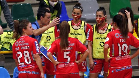 Carol, al lado de Manu Cossío, en un partido del Poio Pescamar
