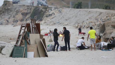 Hogueras de San Xoán en las playas de Sabón, en el 2015.