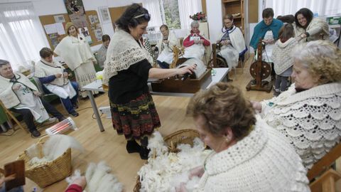 Hilanderas de Cabanas Rural Asociación de Mulleres, en un encuentro en Lavandeira