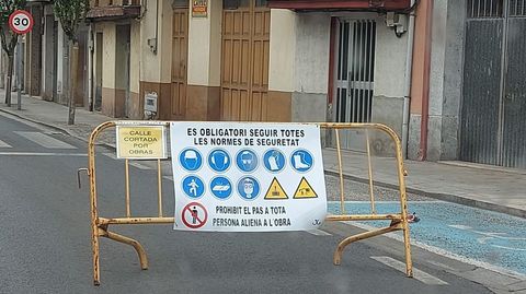 Fotografía de la calle y el cartel difundida por el PP de Monforte
