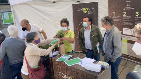 El alcalde y el concejal de residuos, en la carpa informativa del plan Composta