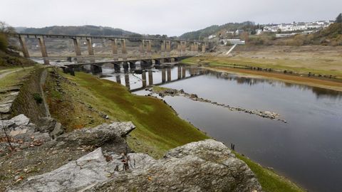 Embalse de Portomarín con un nivel de agua muy bajo, donde se puede apreciar el antiguo puente anegado