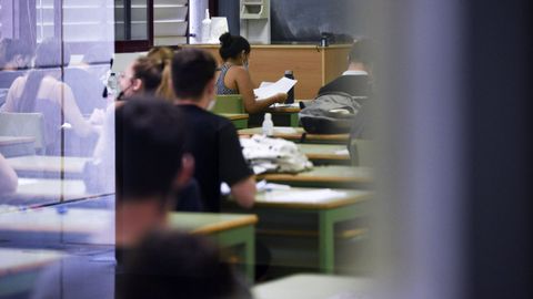 Jóvenes examinándose en la Universidad Politécnica de Valencia