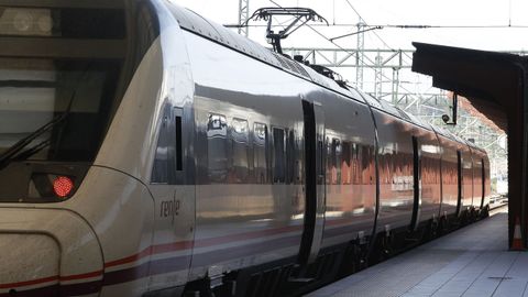 Un tren de media distancia en la estación de San Cristóbal, en A Coruña