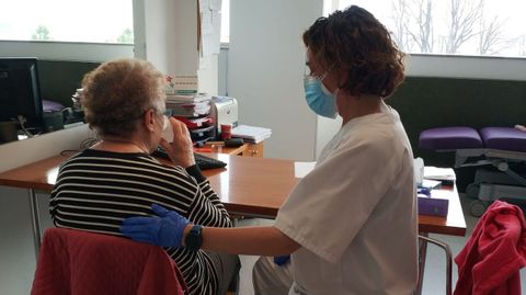 Las logopedas trabajan con los pacientes en la unidad de rehabilitación poscovid del Chuac, situada en el Hospital de Oza, en A Coruña