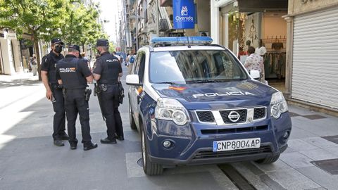 Agentes de la Policía Nacional, de patrulla este jueves en las calles de Pontevedra.