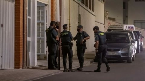 Agentes de la Guardia Civil junto al domicilo del presunto asesino de Rocío Caíz