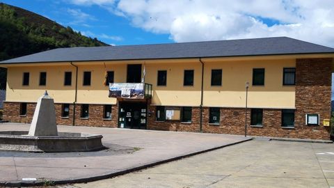 El pleno del Ayuntamiento aprobó una modificación de créditos con el objetivo de poder ofrecer las ayudas. En la imagen, exterior de la casa consistorial de Folgoso do Courel