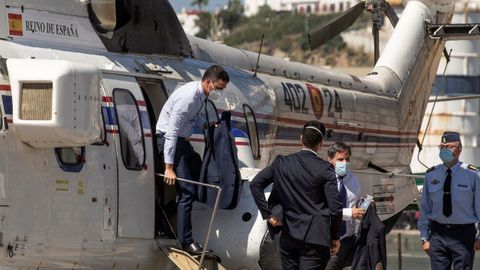 Pedro Sánchez fue increpado por un grupo de personas a su llegada al helipuerto de Ceuta.