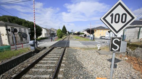 Paso a nivel situado en el centro urbano de Parga