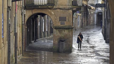 Imagen en que se aprecia la altura y el icónico cartel de la peluquería