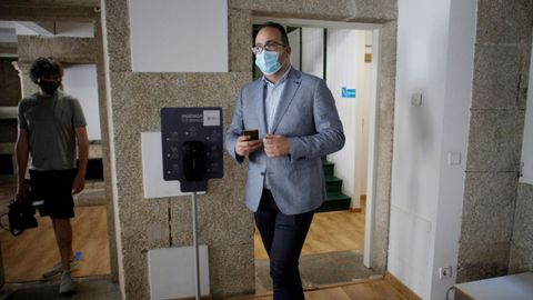 Emilio de la Iglesia, gerente de Turismo de Galicia, presenta las medidas del protocolo de prevención ante el covid-19 para peregrinos en el albergue Casa da Pescadería (Betanzos)