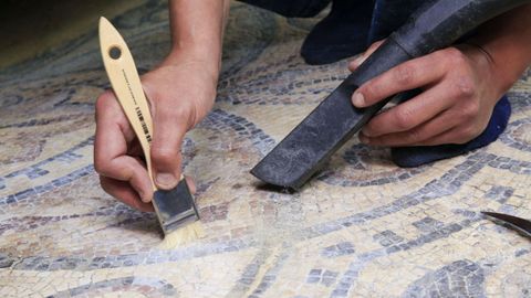 Restos de sedimentos sobre los mosaicos romanos de Lugo que se aspiran