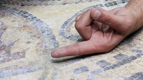 Restos de sedimentos sobre los mosaicos romanos de Lugo