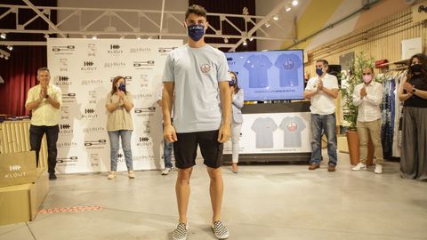 La marca Klout, de Lolita Moda, viste a Caetano Horta y lanza una camiseta especial