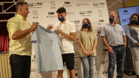 La marca Klout, de Lolita Moda, viste a Caetano Horta y lanza una camiseta especial