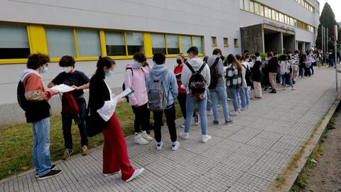 Alumnos a punto de entrar en la selectividad en la escuela de Caminos de A Coruña