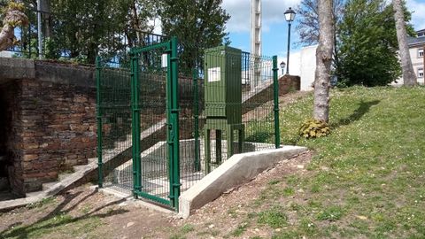 Estación automática de control del caudal instalada en la orilla del río Saa en A Pobra do Brollón